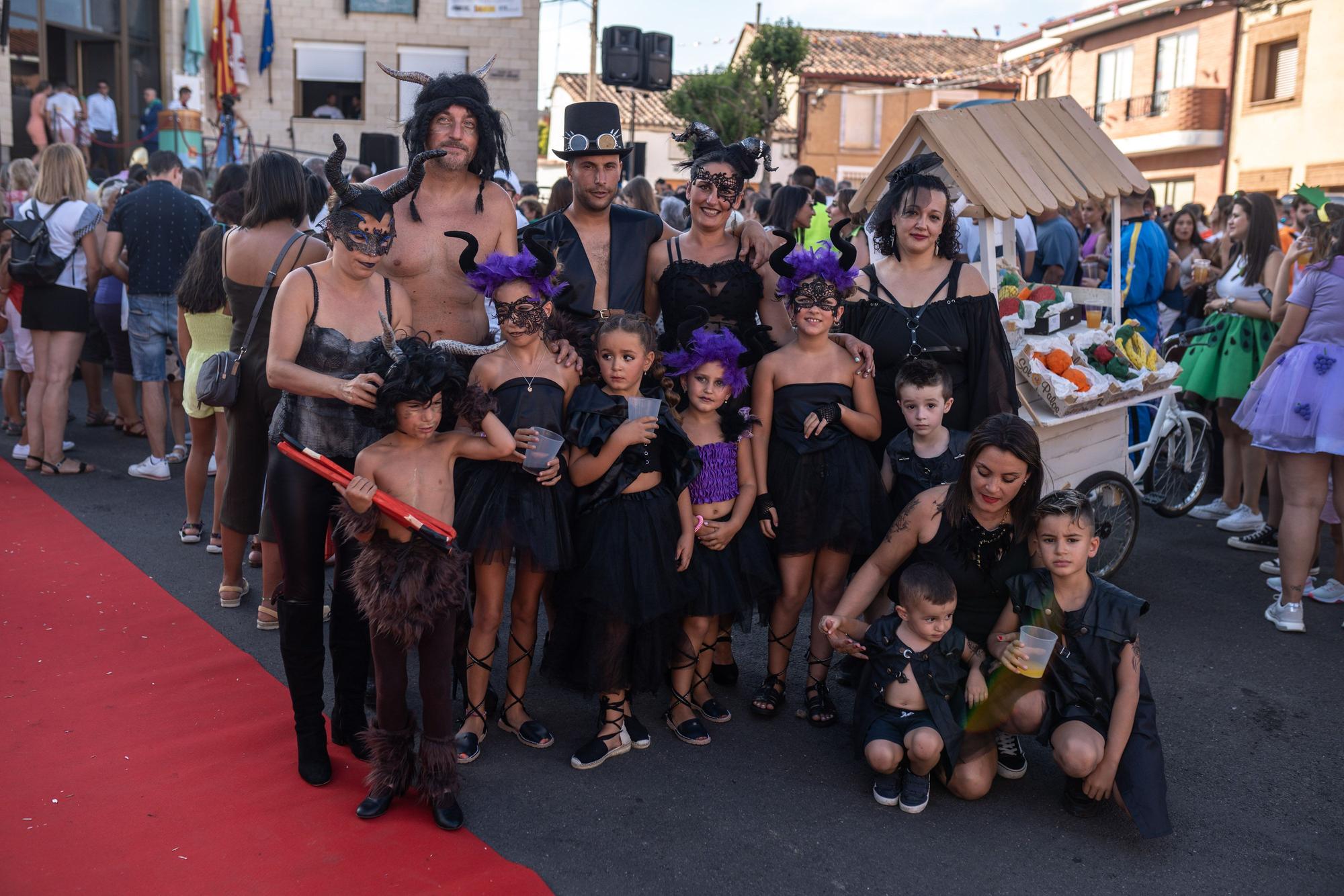 GALERIA | Coreses abre sus fiestas con las reinas y las carrozas