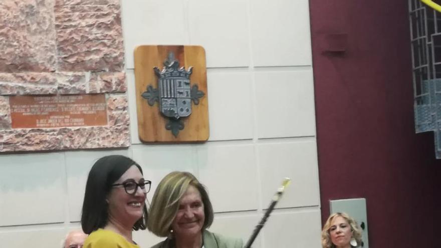 Cristina Alemany entrega la vara de mando a Elia Verdevío.