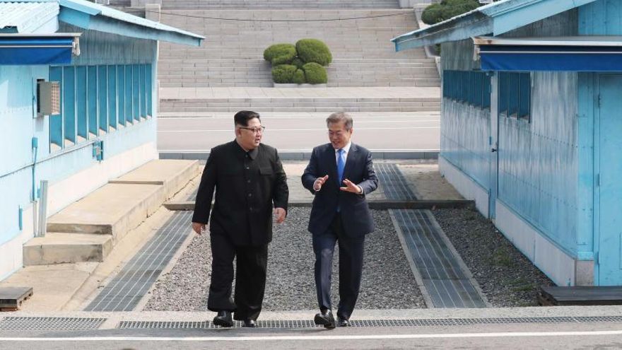 Kim Jong Un junto a Moon Jae In durante su cumbre.