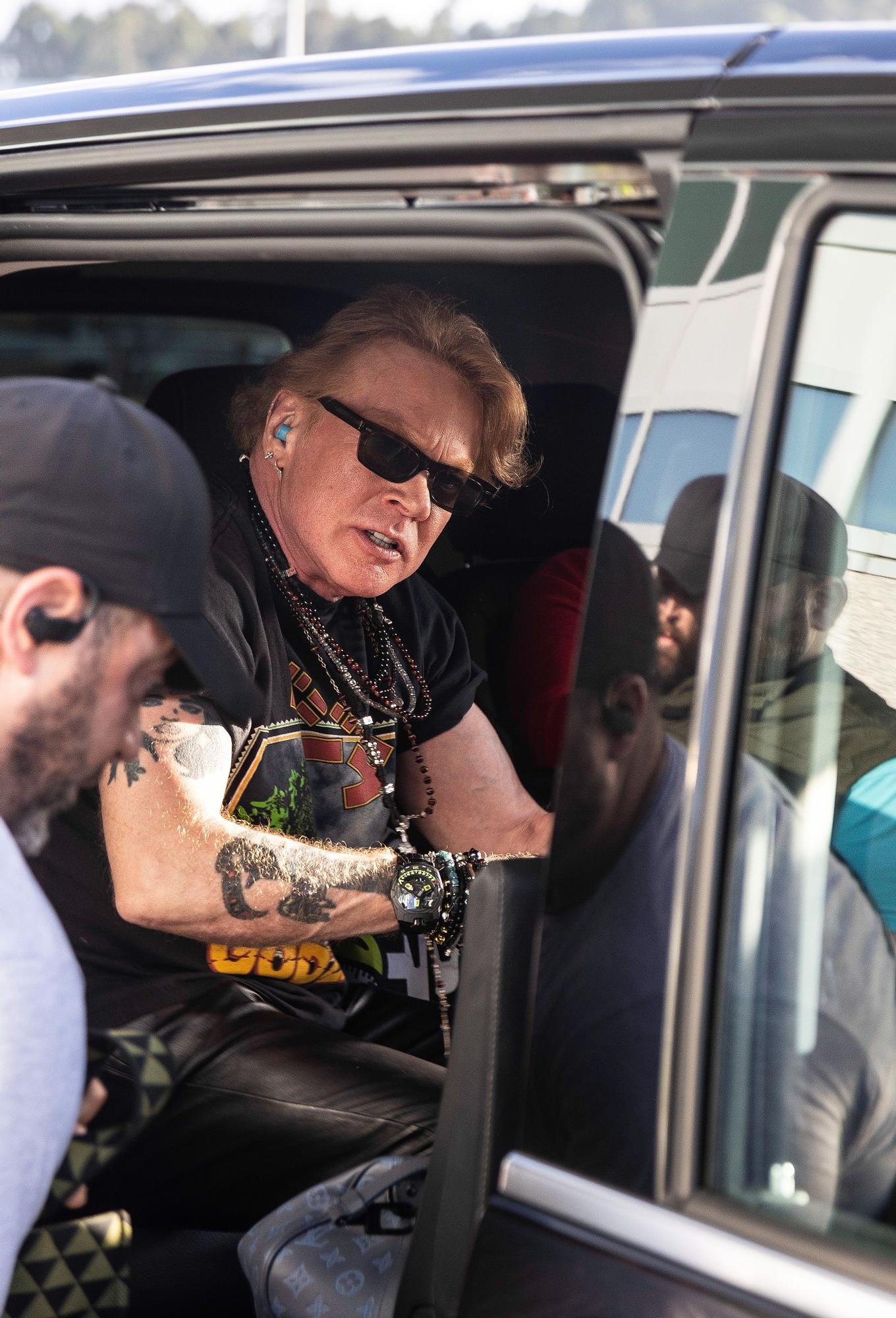 Guns N' Roses llega a Vigo y desata la locura de varios seguidores que les esperaban en Peinador