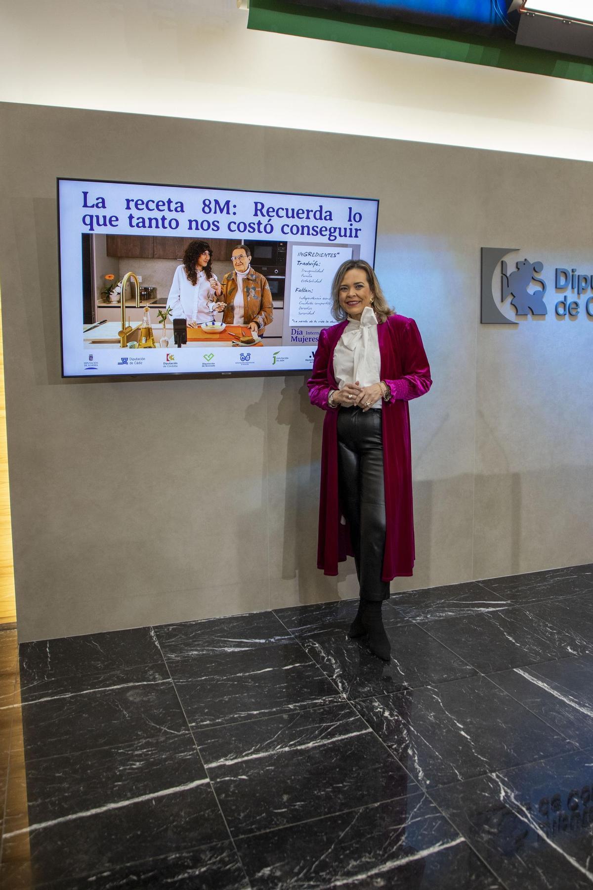 La Diputación de Córdoba ha diseñado una amplia programación con motivo del Día Internacional de las Mujeres, que se celebrará el próximo 8 de marzo, y que incluye conciertos, concursos y la gala de los Premios Córdoba en Igualdad, además de la colaboración con los ayuntamientos de la provincia en la organización de actividades conmemorativas.  La delegada de Igualdad, Cooperación al Desarrollo, Consumo y Participación Ciudadana, Auxiliadora Moreno, ha señalado que el programa “arranca el 7 de marzo y se prolongará hasta el mes de junio”, reflejando el compromiso de la institución con la eliminación de la discriminación por razón de sexo y la promoción de la igualdad de oportunidades.  Premios y programación cultural  El acto central tendrá lugar el 8 de marzo, con la gala de entrega de los Premios Córdoba en Igualdad, que reconocerán a mujeres, hombres, colectivos, entidades e instituciones de la provincia que hayan destacado por su trabajo a favor de los derechos de las mujeres y la igualdad.  La programación se iniciará el 7 de marzo con el espectáculo-concierto ‘Amor de mis entrañas. La mujer canta a Lorca’ en el Salón de Actos de la Diputación, una propuesta que busca visibilizar la diversidad en el amor, fomentar la empatía y reforzar la igualdad de género.  El calendario continuará el 22 de abril con el concierto del V Concurso Nacional de Interpretación de Obras de Mujeres Compositoras y culminará el 16 de junio con la entrega de premios del XI Concurso de dibujos y relatos cortos ‘8 de marzo por la igualdad’.  Además, la institución provincial respaldará económicamente las actividades organizadas en los municipios y distribuirá material promocional dentro de la campaña conjunta de las diputaciones andaluzas.  Campaña andaluza: foco en el fenómeno ‘tradwife’  La Diputación de Córdoba se ha sumado a la campaña institucional impulsada por las ocho diputaciones andaluzas bajo el lema ‘La receta 8M: Recuerda lo que tanto nos costó conseguir’, que este año pone el foco en el fenómeno denominado ‘tradwife’ o esposa tradicional.  Moreno ha explicado que esta tendencia, difundida en redes sociales y plataformas digitales, promueve una imagen idealizada de la vida doméstica basada en la dependencia económica de la pareja y la dedicación exclusiva al hogar y los cuidados. “Idealizar modelos que sitúan a las mujeres fuera de los espacios de decisión económica y pública puede suponer un retroceso en los avances logrados en igualdad, autonomía y derechos”, ha advertido.  Las diputaciones han trasladado su preocupación en un manifiesto conjunto en el que recuerdan que, pese a los avances alcanzados, persisten brechas en empleo, salarios, corresponsabilidad y violencia de género.  La campaña contará con recursos audiovisuales y materiales divulgativos que incorporan testimonios, memoria histórica y datos para contextualizar los riesgos de la dependencia económica, al tiempo que reivindican la igualdad como valor democrático y herramienta de cohesión social y territorial.