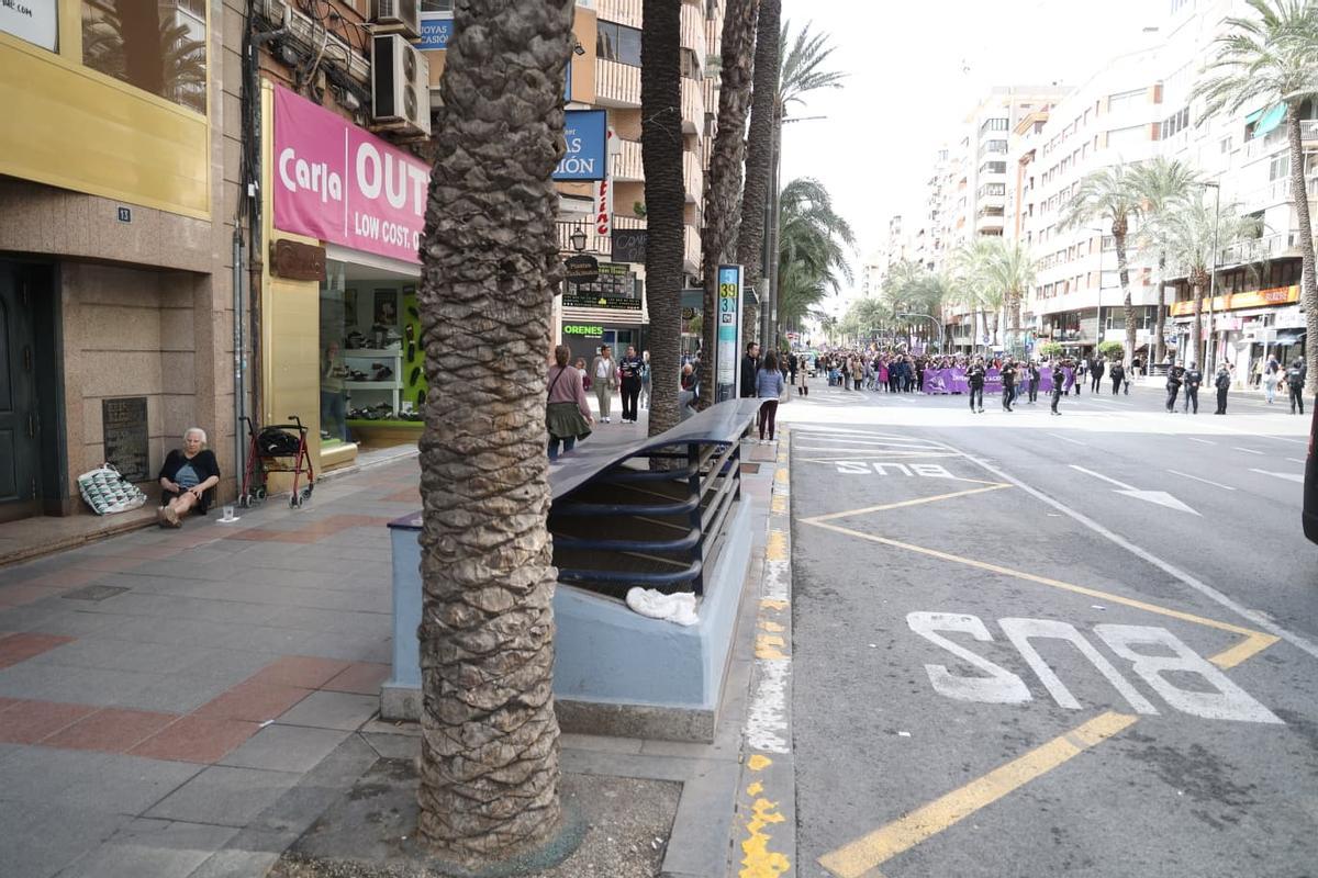 La multitudinaria marcha feminista en Alicante por el 8M, en imágenes