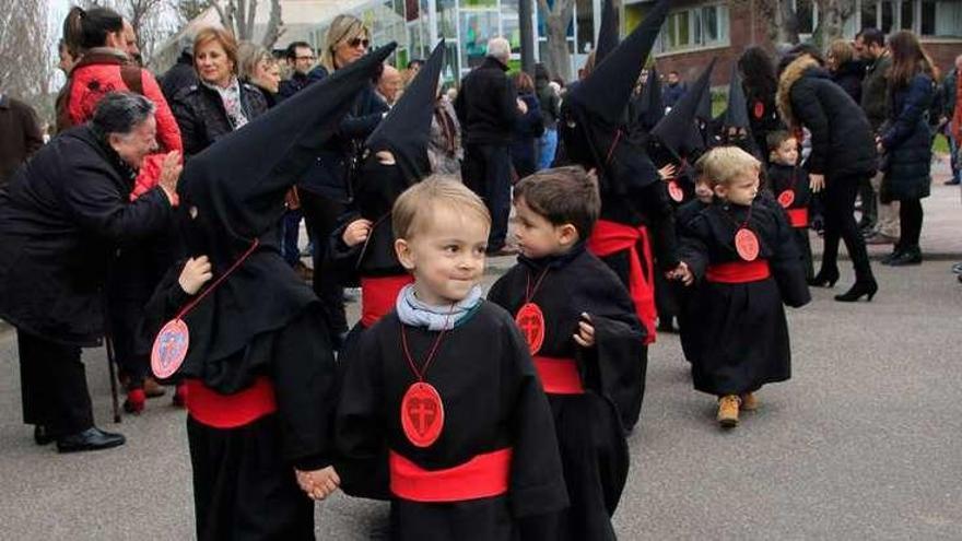 Una procesión infantil celebrada en un colegio de Zamora en torno a la Semana Santa.