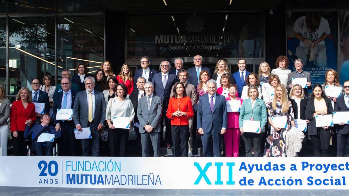 La reina Letizia con los premiados por la Fundación Mutua Madrileña.