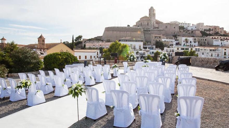 El baluarte de Santa Llúcia, preparado para acoger una boda. Es el lugar de Dalt Vila donde con la mayor tasa para casarse.