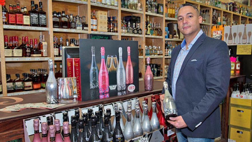 Yency Perez propietario de Heights Wine &amp; Spirits en su tienda localizada en Broadway