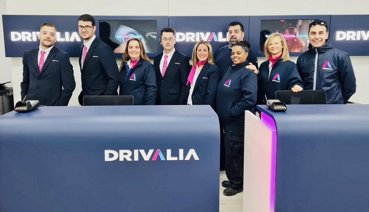 El equipo de Drivalia en la tienda de Málaga.