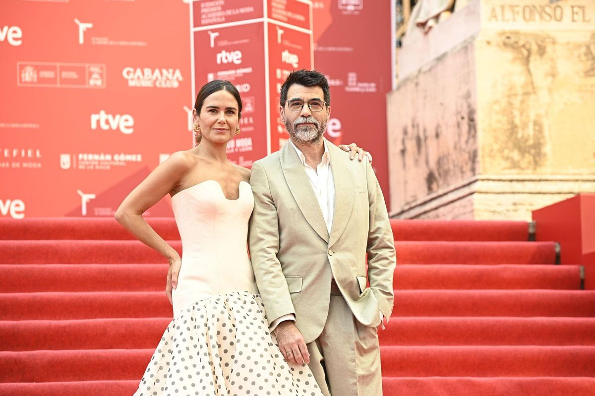 La presentadora Elena S. Sánchez y el periodista Rafael Muñoz posan en la alfombra roja de la II edición de los Premios Academia de la Moda Española que tiene lugar en la Biblioteca Nacional de España, a 17 de julio de 2025, en Madrid (España). FAMOSOS;MODA;PREMIOS;ACADEMIA Francisco Guerra / Europa Press 17/07/2025. ELENA SANCHEZ;RAFAEL MUÑOZ;Francisco Guerra