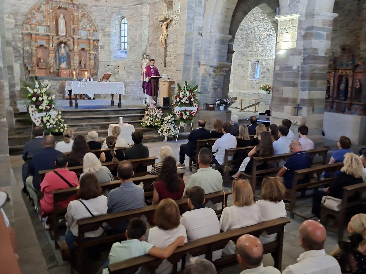 En imágenes: La iglesia de Santa María, en Villanueva, se llena para dar el último adiós a Enrique López En imágenes: La iglesia de Santa María, en Villanueva, se llena para dar el último adiós a Enrique López