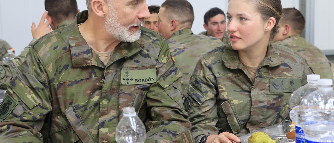 Felipe VI visita la Academia Militar de Zaragoza y sorprende a la princesa Leonor