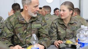 El Rey Felipe ha visitado a su hija la Princesa Leonor durante sus ejercios de entrenamiento militar en el Centro Nacional de Adiestramiento de San Gregorio