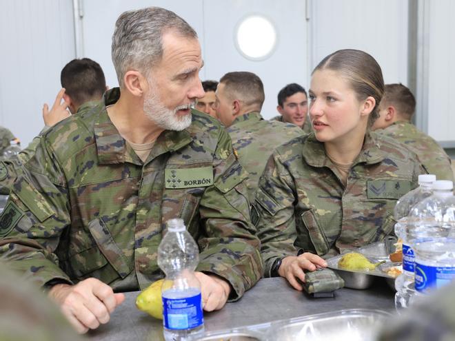 Felipe VI visita la Academia Militar de Zaragoza y sorprende a la princesa Leonor