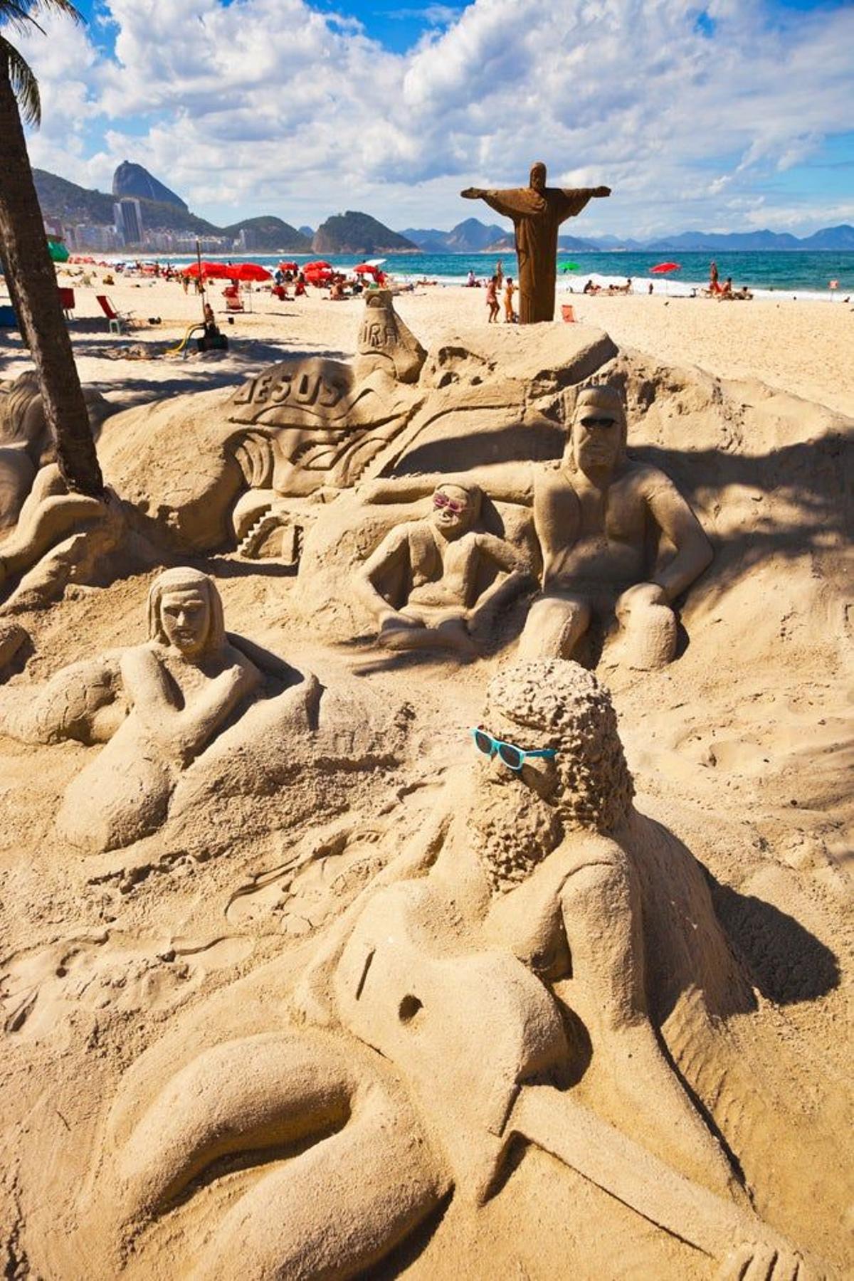 Estatuas de arena en la playa de Copacabana.