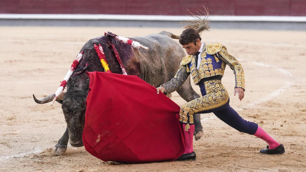 El diestro Fernando Robleño en la faena a su segundo toro en el festejo taurino de la feria de San Isidro que se celebra este sábado en la Monumental de Las Ventas.