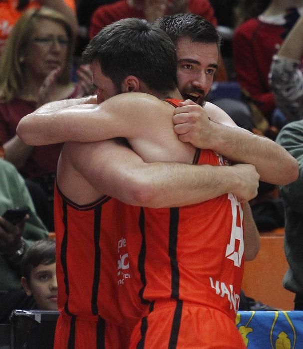 Los jugadores del Valencia BC celebran la victoria