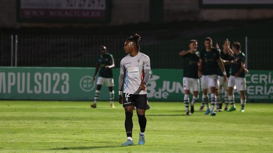 Cedric, serio, tras encajar el Córdoba CF el primer gol de la noche, obra de Iván Fernández.