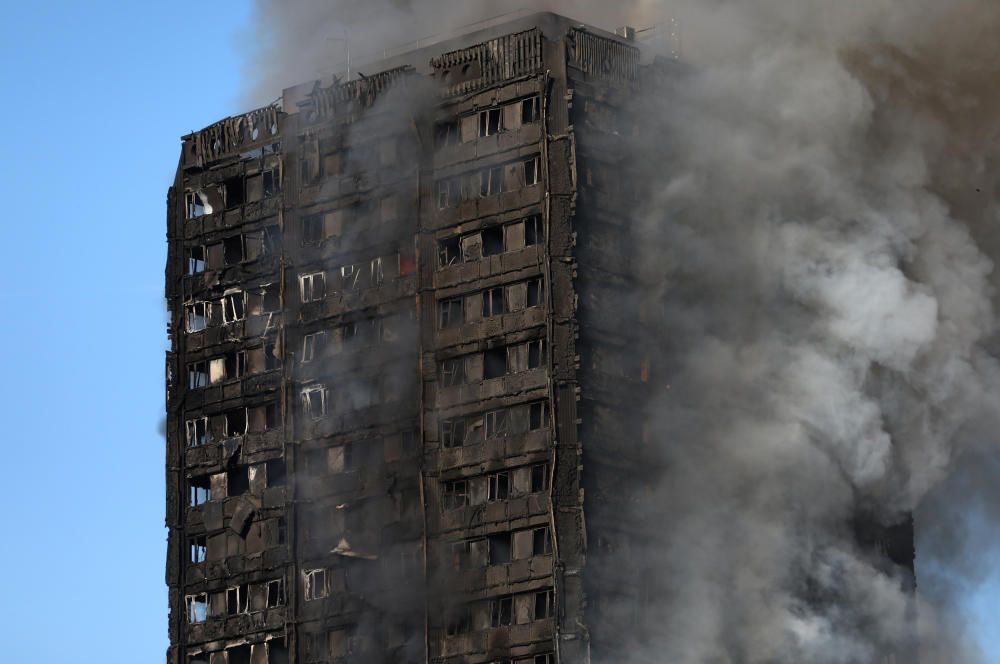 Incendi en un bloc de pisos de 27 plantes a Londres