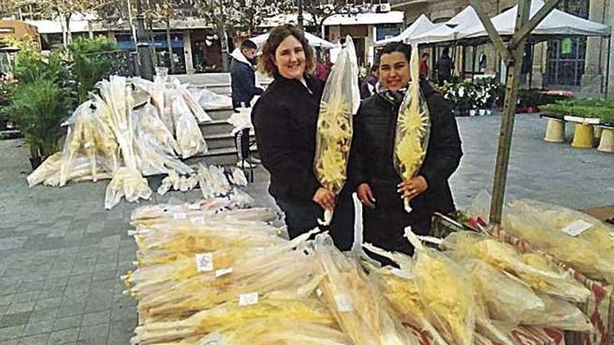 Vistosas palmas blancas para el Domingo de Ramos