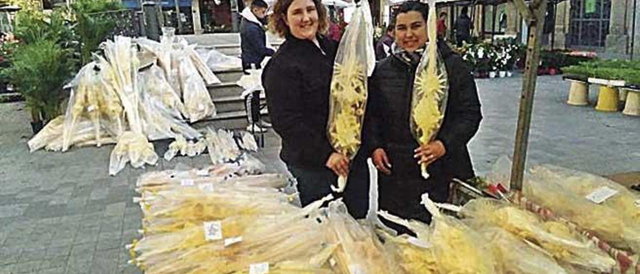 Xisca y Rocio, de Inca, con sus palmas.