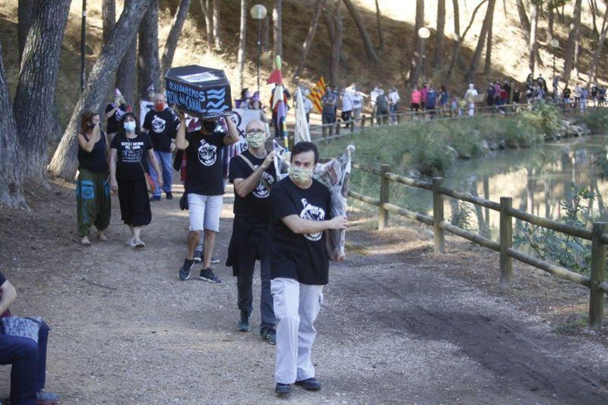La primera bajada del Canal a pie se transforma en la más reivindicativa