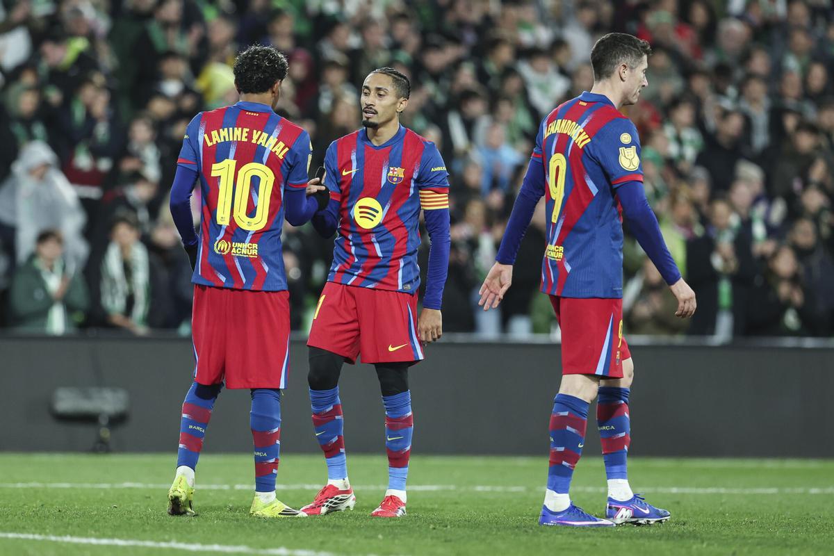 Lamine Yamal, Raphinha y Lewandowski celebran el segundo y definitvo gol de la eliminatoria contra el Racing de Santander.