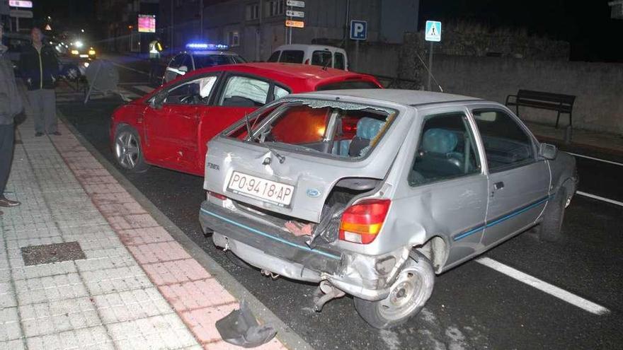 Dos horas de tráfico intermitente por un aparatoso choque en Cerdedo   |  Una aparatosa colisión registrada a las 18.00 horas de ayer en la carretera N-541 a su paso por Cerdedo-en el cruce del mesón Carola- se saldó sin heridos, con daños materiales en los coches implicados (un Seat León rojo, un Renault Megane y un Ford Fiesta, que estaba aparcado) y motivó dos horas de tráfico intermitente en el tramo. En el punto se personaron Guardia Civil y Protección Civil de Forcarei así como agentes de Tráfico.