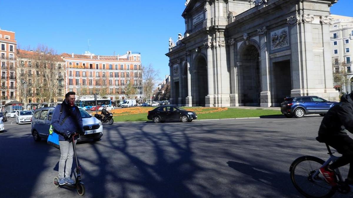 Los patinetes, fuera de las aceras por ley