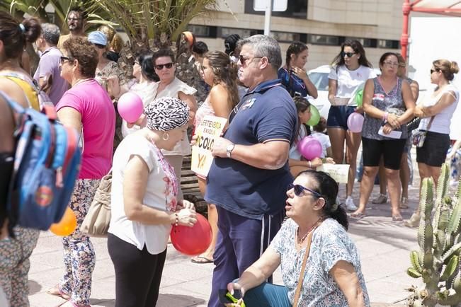 FUERTEVENTURA - Pacientes y vecinos en la concentración frente a las puertas del Hospital General de Fuerteventura Virgen de la Peña - 18-08-16