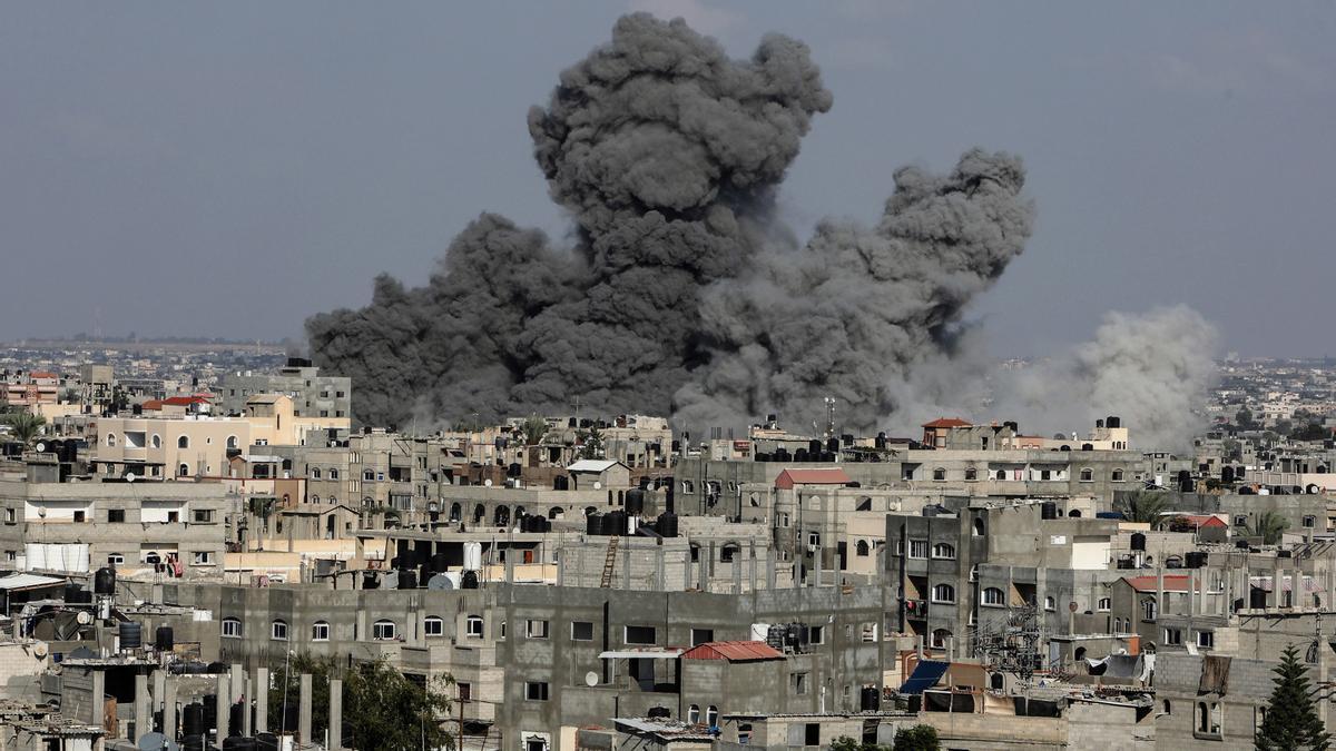 Ataques aéreos israelíes contra la ciudad de Khan Yunis, en el sur de la Franja de Gaza