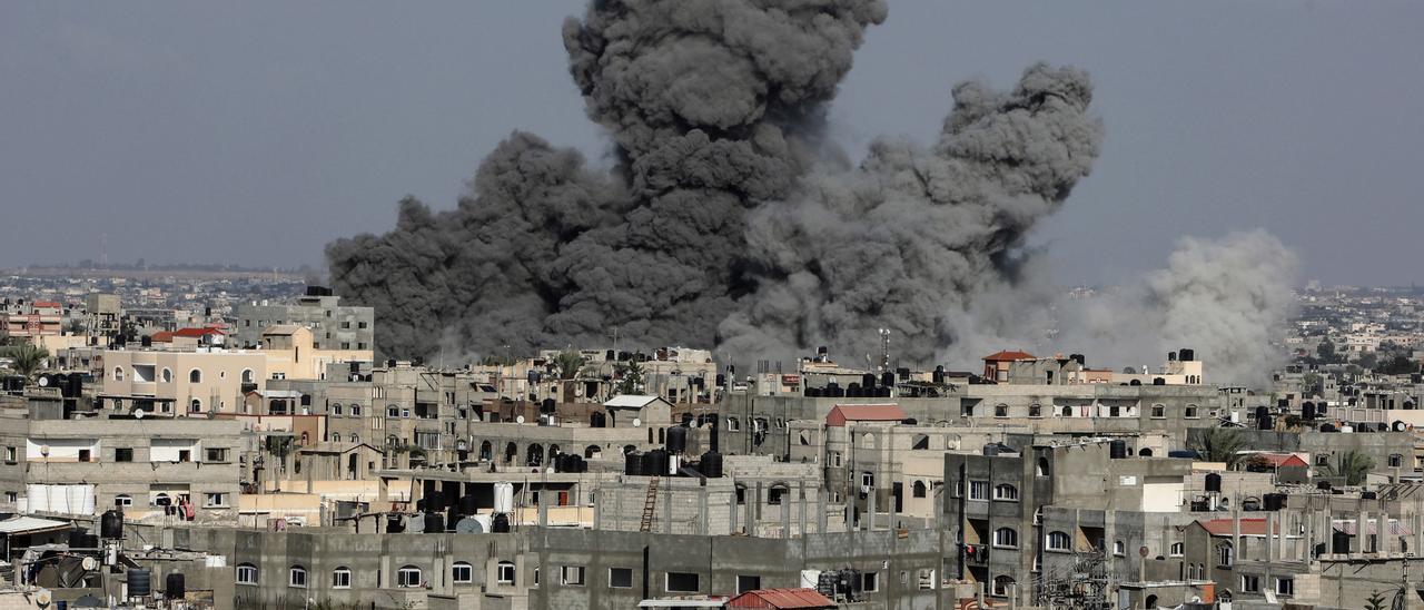 Ataques aéreos israelíes contra la ciudad de Khan Yunis, en el sur de la Franja de Gaza
