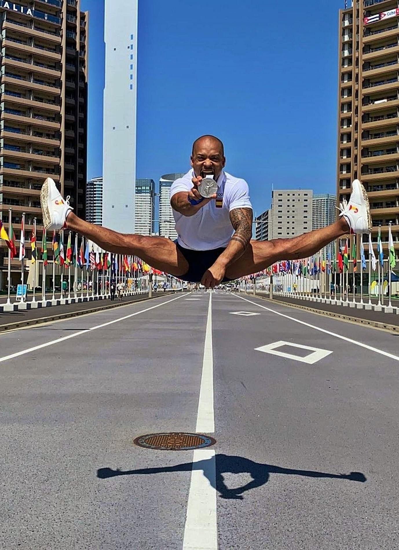 Ray Zapata hace un salto en una de las calles de la villa olímpica mostrando su medalla de plata antes de irse de Tokio. 