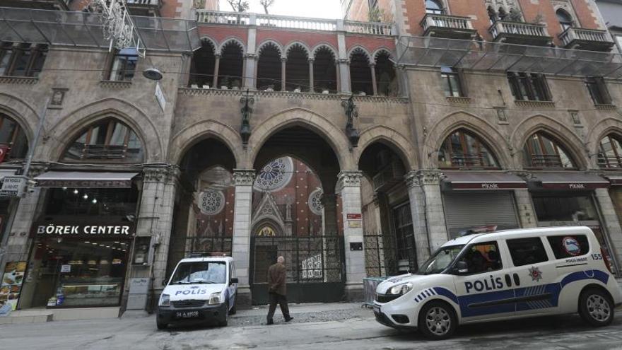 Un furgón policial protege una iglesia durante la consulta en Estambul.