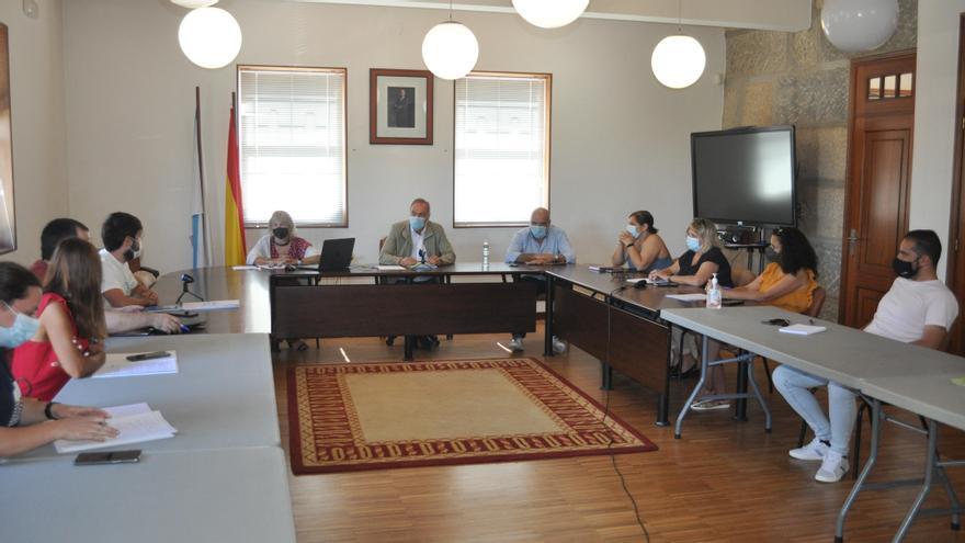 El alcalde de Soutomaior, Agustín Reguera (en el centro), preside el pleno. / FdV