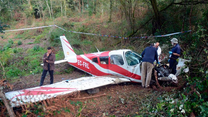 Retiran la avioneta accidentada junto a la AP-9 tras ser inspeccionada