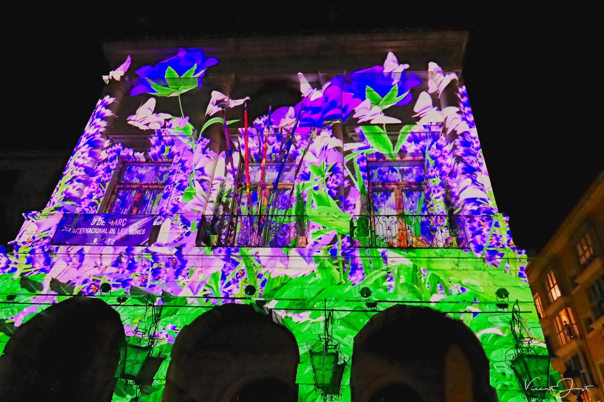 El espectacular videomaping en la fachada del Ayuntamiento de Gandia por el Dia de la Dona