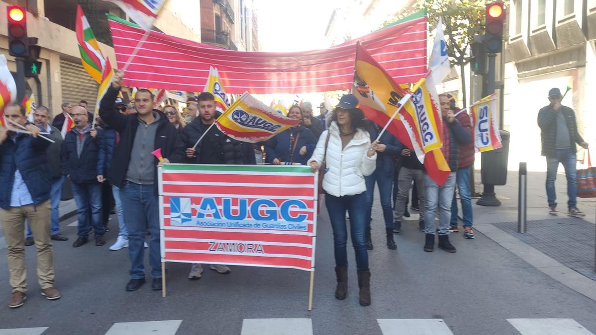 Guardias civiles de AUGC de Zamora se manifiestan en Madrid.