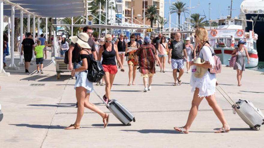 Turistas en el puerto de Ibiza.