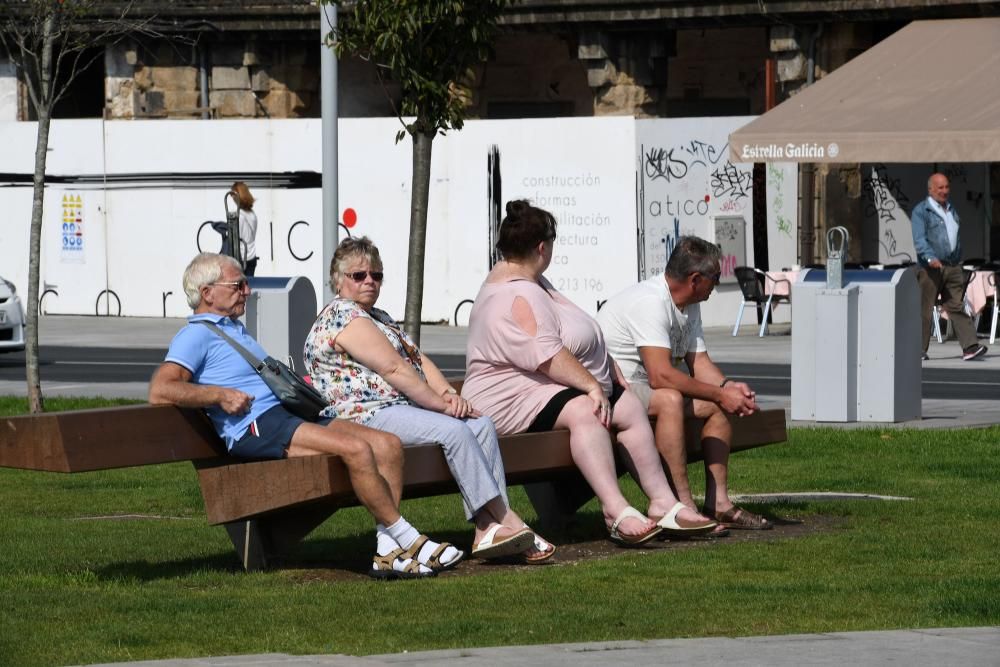 Turistas disfrutan del buen tiempo en A Coruña