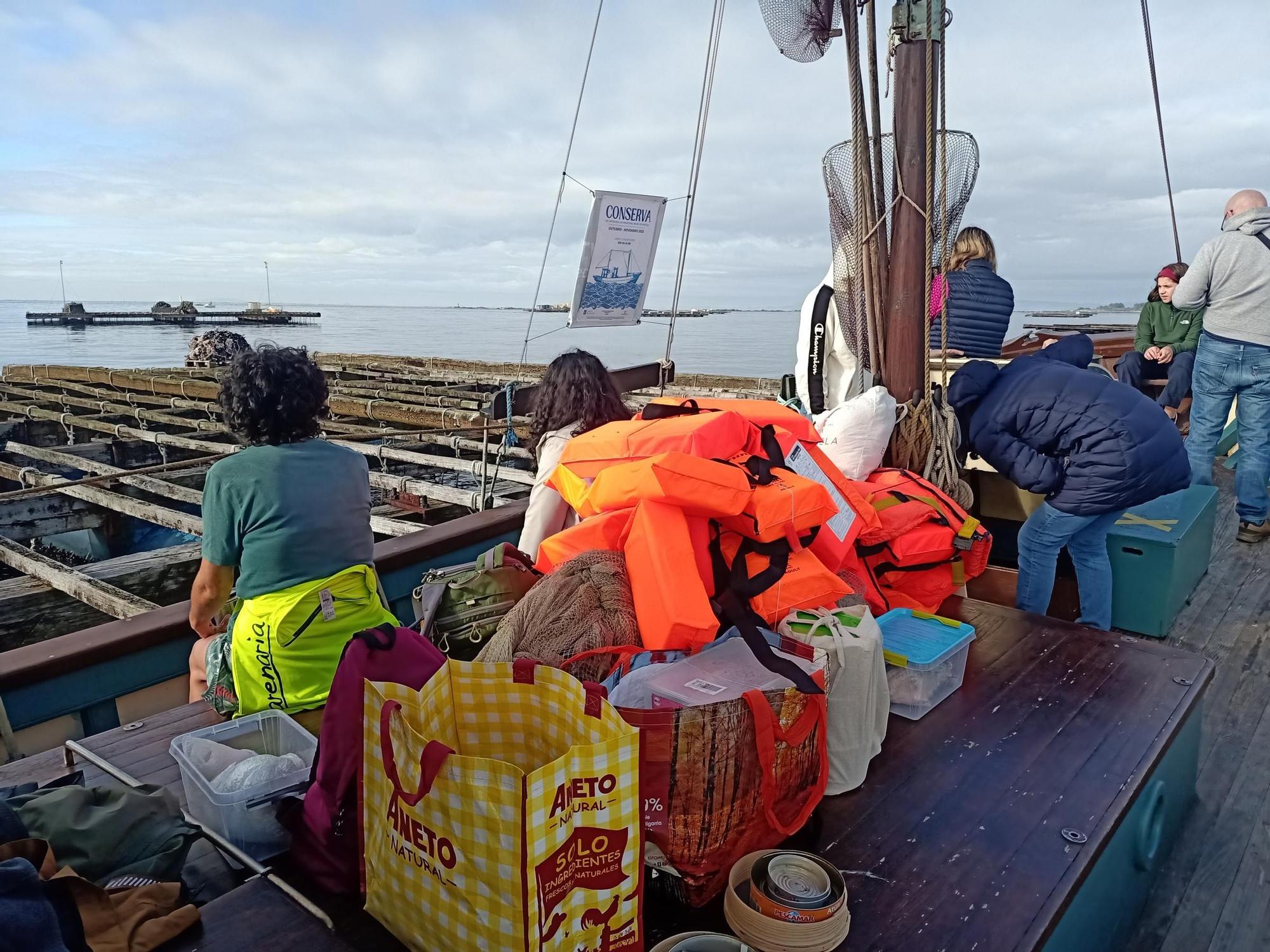 Asistentes a las actividades a bordo del "Chasula".