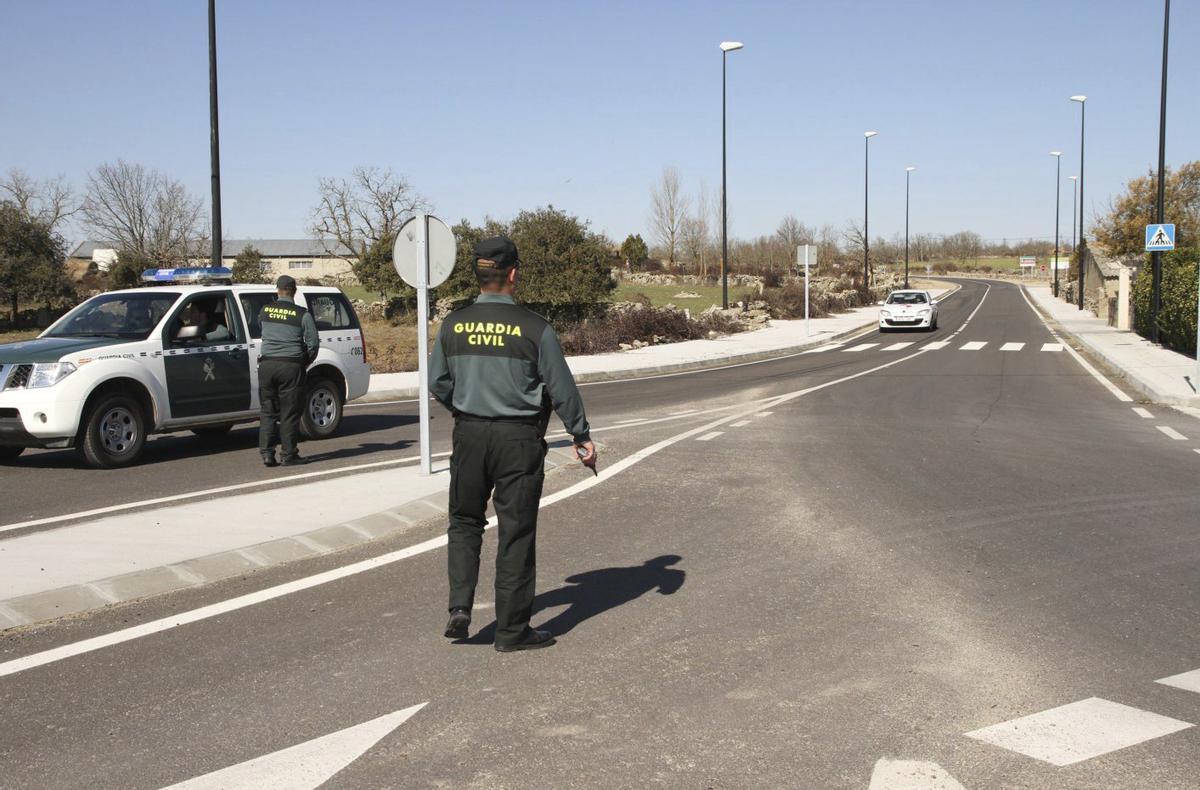 La Guardia Civil durante un control en una carretera de Sayago. | J. L. F.