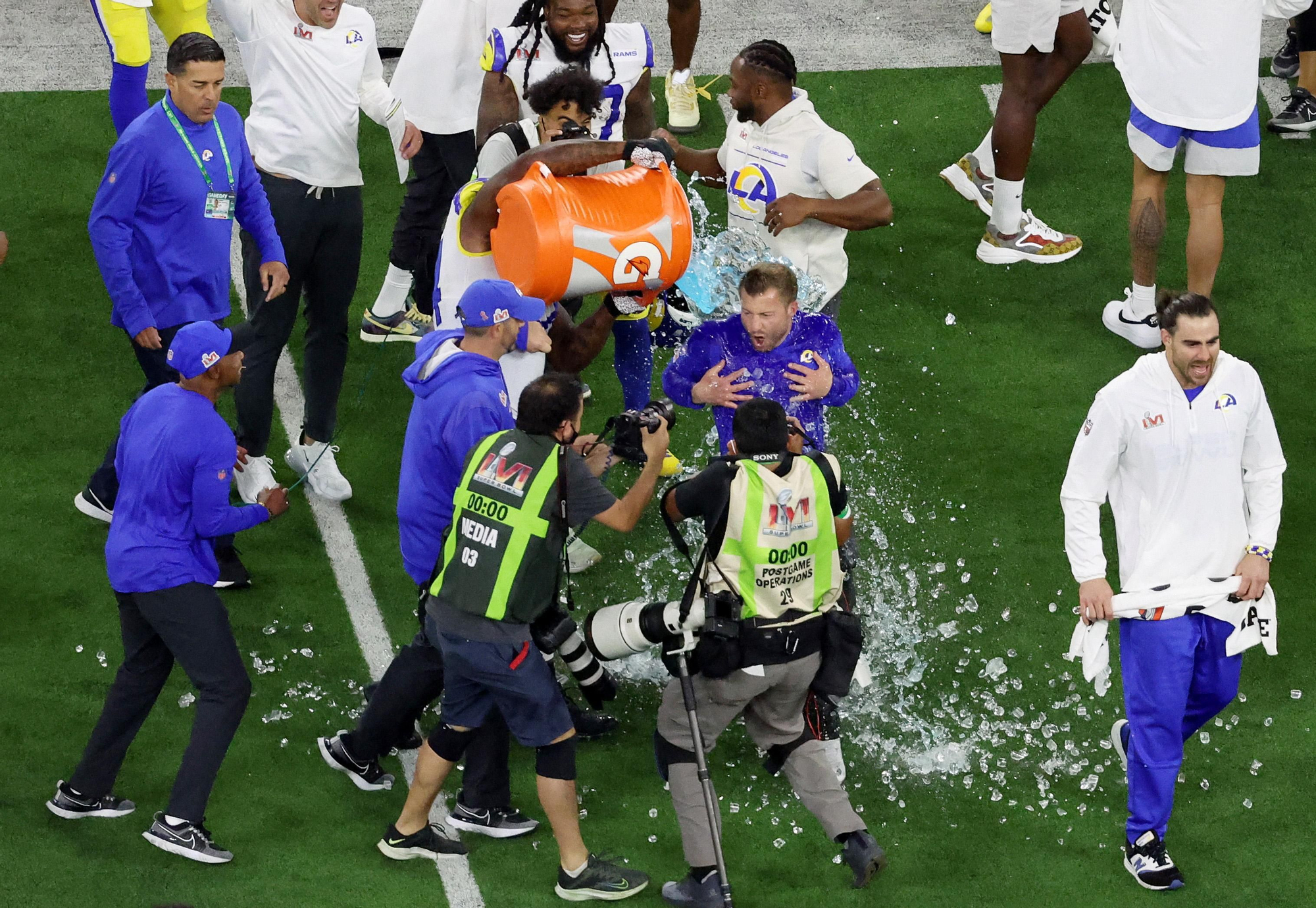 4 Los vencedores reciben una ducha de Gatorade.jpg