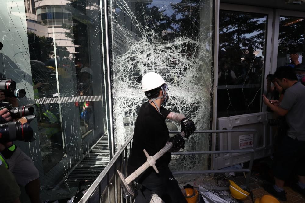 Policías y manifestantes hongkoneses chocan en ...