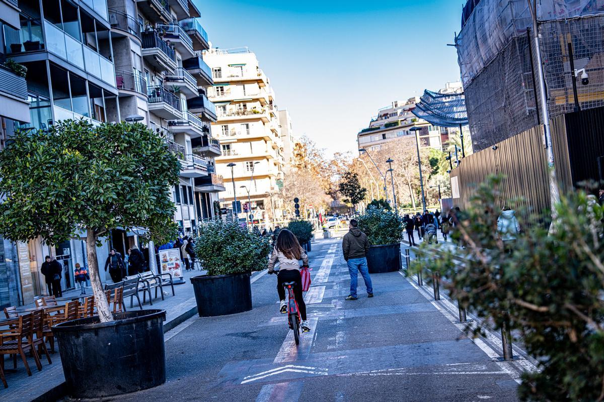 Barcelona 06/01/2026 Barcelona. Obras en la calle Marina, frente a la Sagrada Familia, para convertir ese tramo en una plaza delante del templo, y obstáculos al tráfico en las calles Marina. Entre Mallorca y provenza. FOTO: calle de provenza entre marina y Serdenya todavía cerrada al tráfico. AUTOR: MANU MITRU