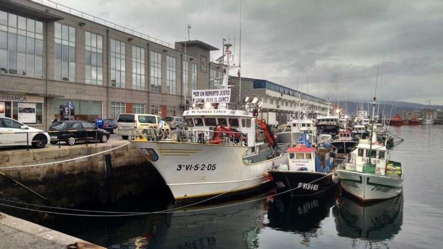 Barcos de cerco amarrados en Vigo durante la pitada realizada ayer en Vigo. // A.A.