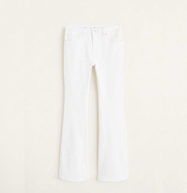 Pantalones vaqueros acampanados blancos, de Mango