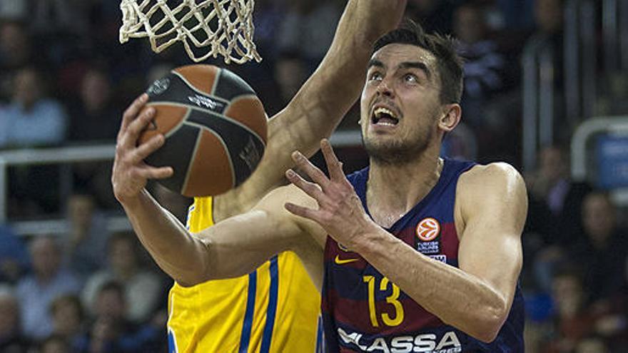 Satoransky entra a canasta ante Augustine.