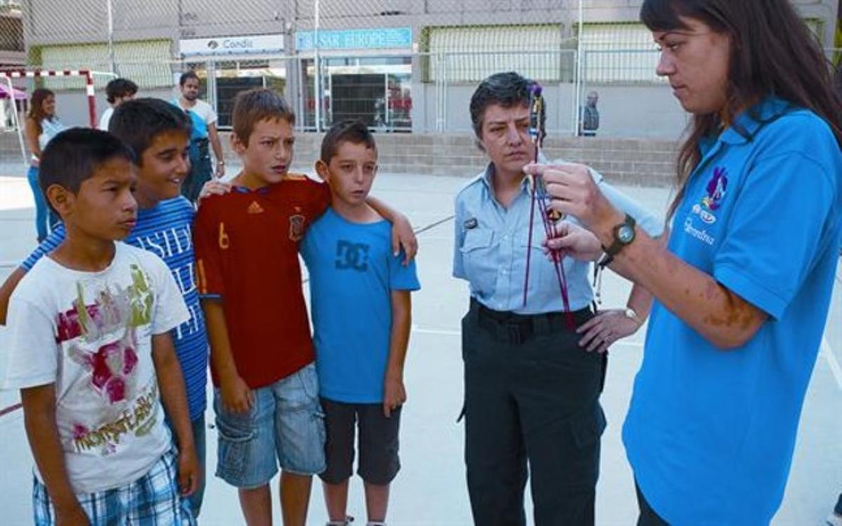 Una experta en petards i una tècnica de Protecció Civil ensenyen a alumnesde l’escola Marina a tirar un coet, ahir. Una experta en petards i una tècnica de Protecció Civil ensenyen a alumnesde l’escola Marina a tirar un coet, ahir.