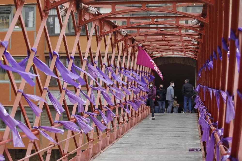 UGT tenyeix de fum lila el pont de ferro de Girona per reivindicar el paper de la dona