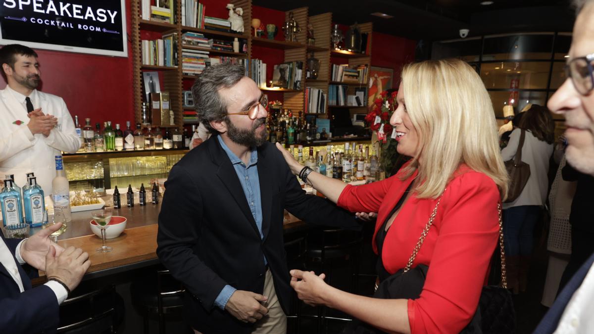  Aitor Moll, consejero delegado de Prensa Ibérica, saluda a María Eugenia Gay en la fiesta del suplemento ’abril’ del Periódico en el Speakeasy (Dry Martini).