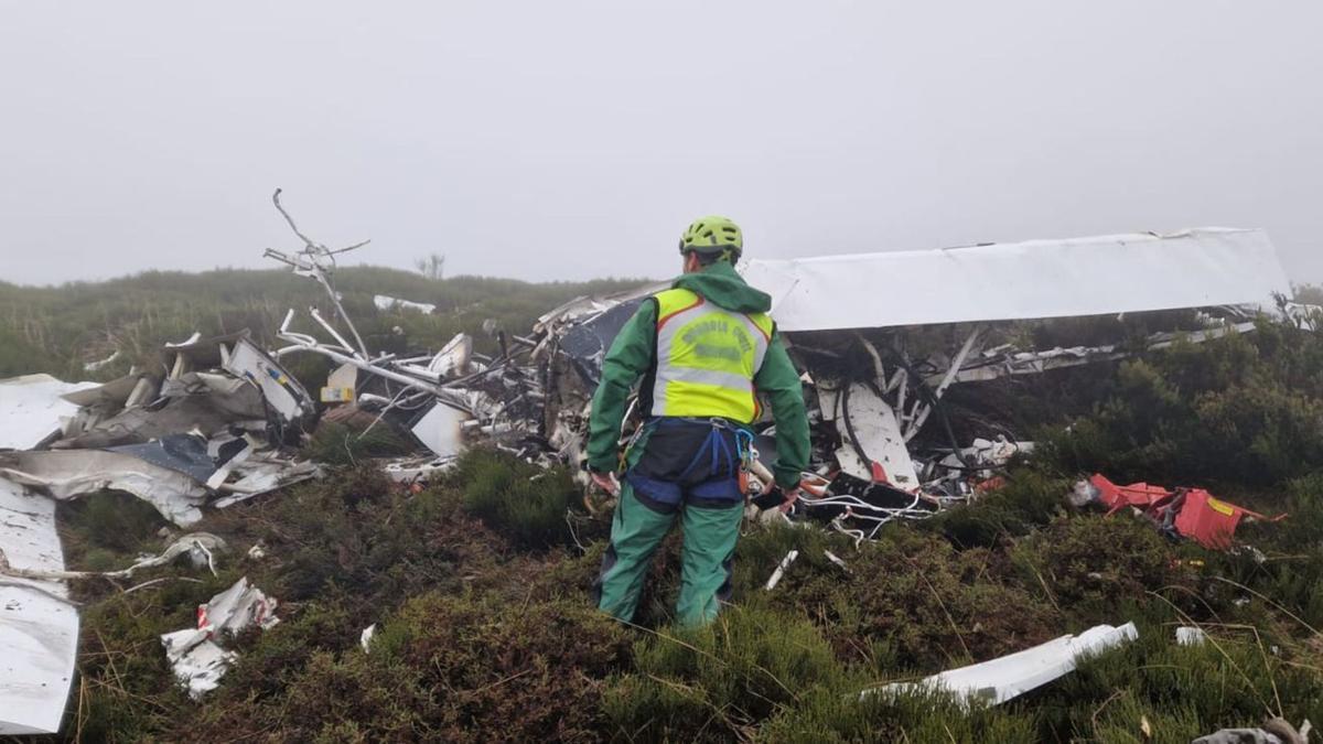 Restos del fuselaje de la avioneta que se estrelló en la sierra de Porto y fue localizada junto al cuerpo del piloto. | F. V. | RAFA DOMÍNGUEZ